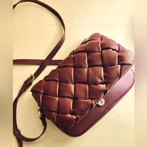 Collection 18 Crossbody Bag with Adjustable Shoulder Strap - Picture 3 of 8